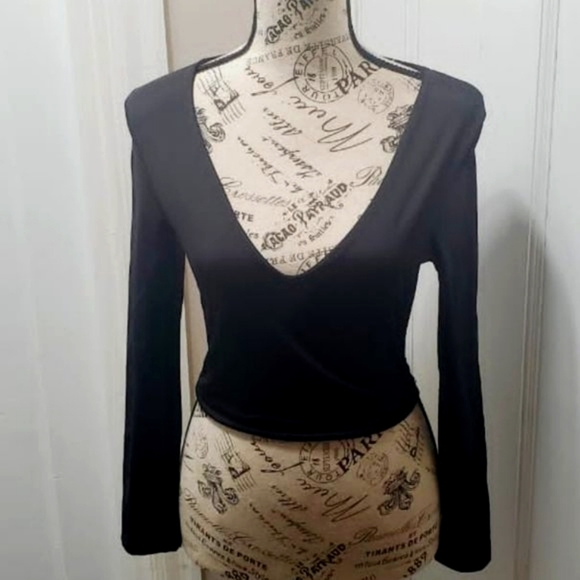 💃 Long Sleeved V-Neck Crop Top. 🌴 - Picture 1 of 6